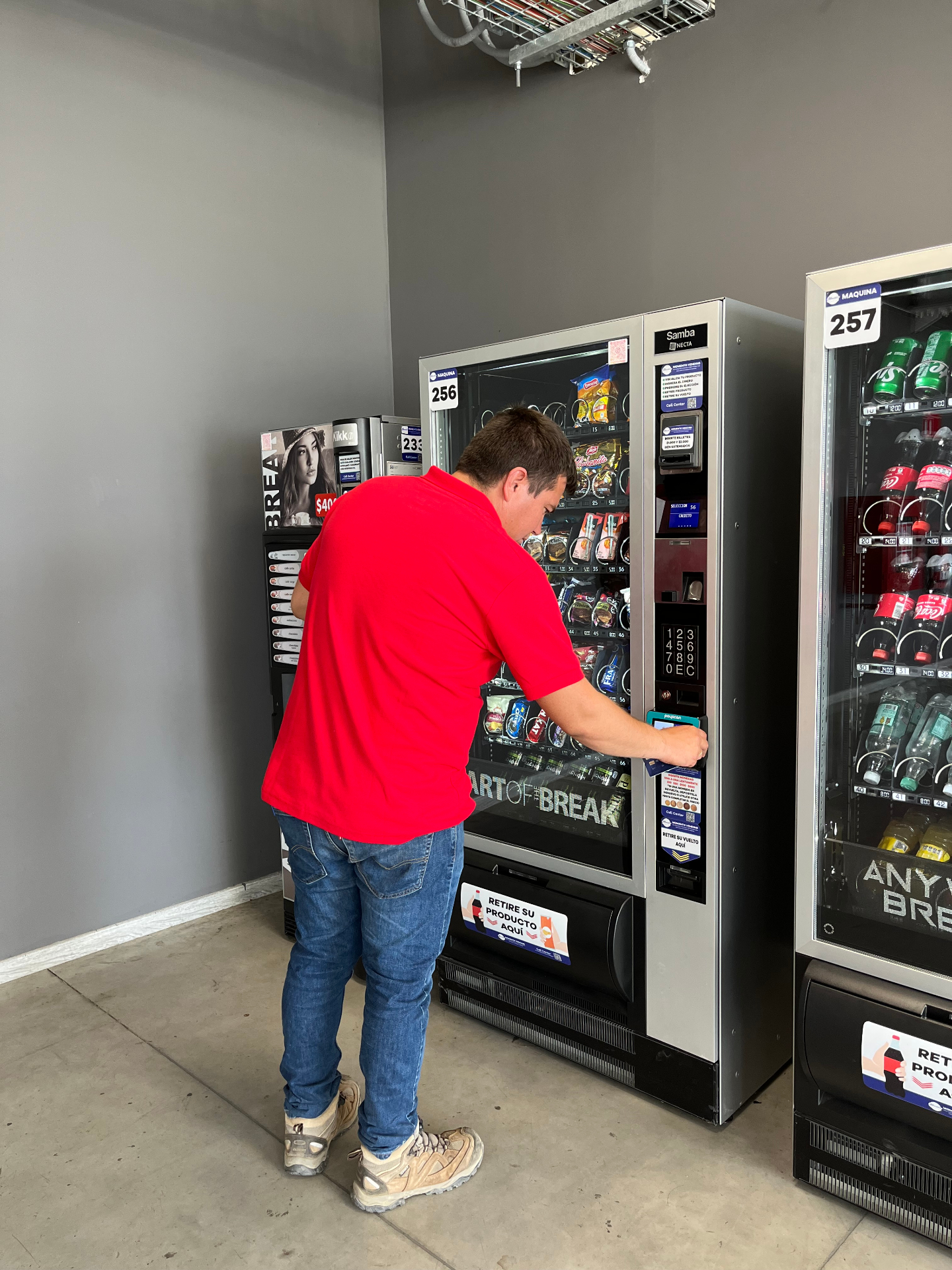 Cliente usando máquina vending en terreno